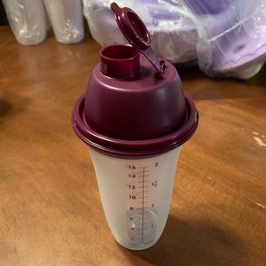 Tupperware Quick Shake Measuring Cup